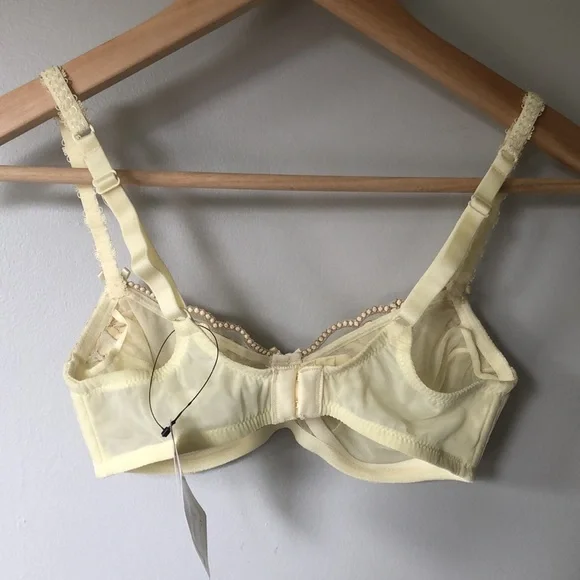 𝅺*NWT* Amoena beautiful butter yellow lace wireless bra - Picture 4 of 8